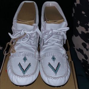 Manitobah Harvester in White never worn